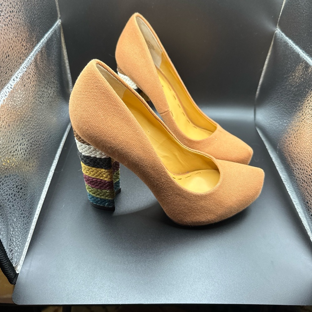 Nine West Textile Platform Pumps. Beige 

4.5” heel Beige Nine West Pumps EUC